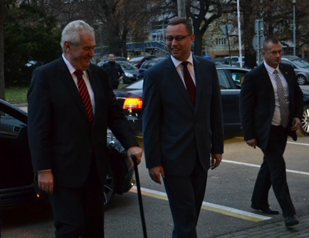 Na fotografii prezident Miloš Zeman při příchodu do budovy NSZ za doprovodu nejvyššího státního zástupce Pavla Zemana