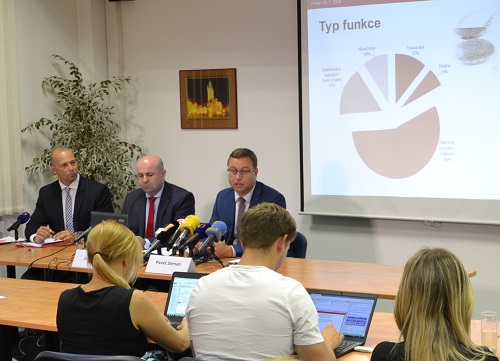 Na fotografii před novináři prezentuje nejvyšší státní zástupce Pavel Zeman spolu s svým náměstkem Jiřím Pavlíkem.