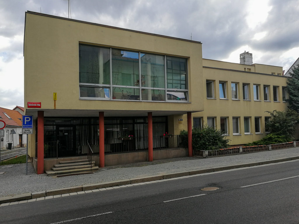 Fotografie budovy Okresního státního zastupitelství v Nymburce.